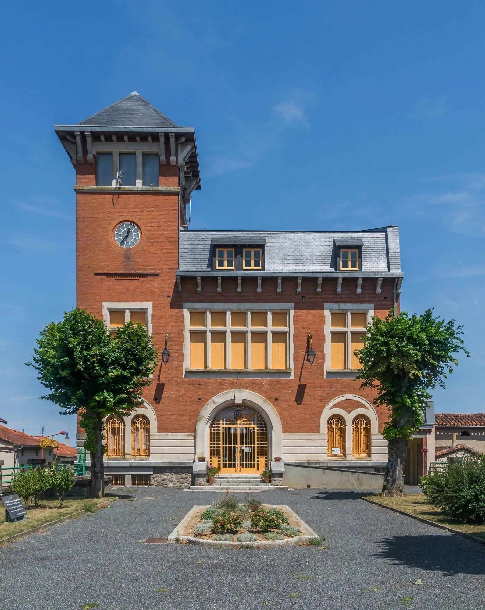 L'ancienne mairie de Blaye-les-Mines, place Augustin-Malroux
