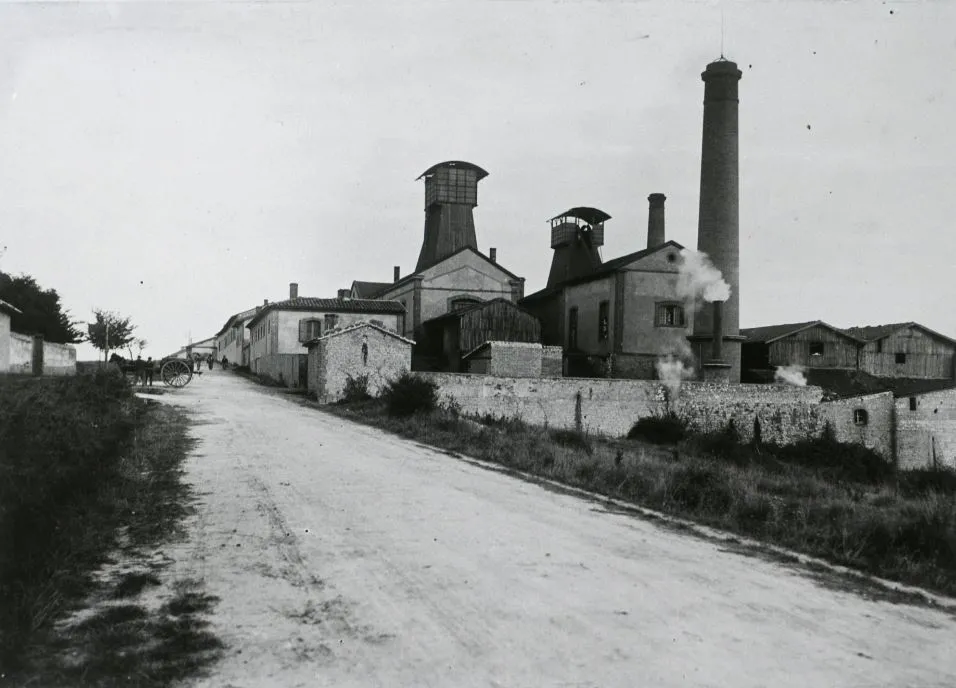 Photographie ancienne des puits n°1 et n°2 de Cagnac-les-Mines, au début du XXe siècle