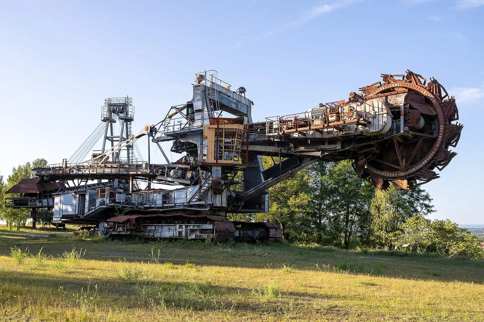 Une roue-pelle géante conservée dans l’herbe du parc des Titans, à Cap’Découverte