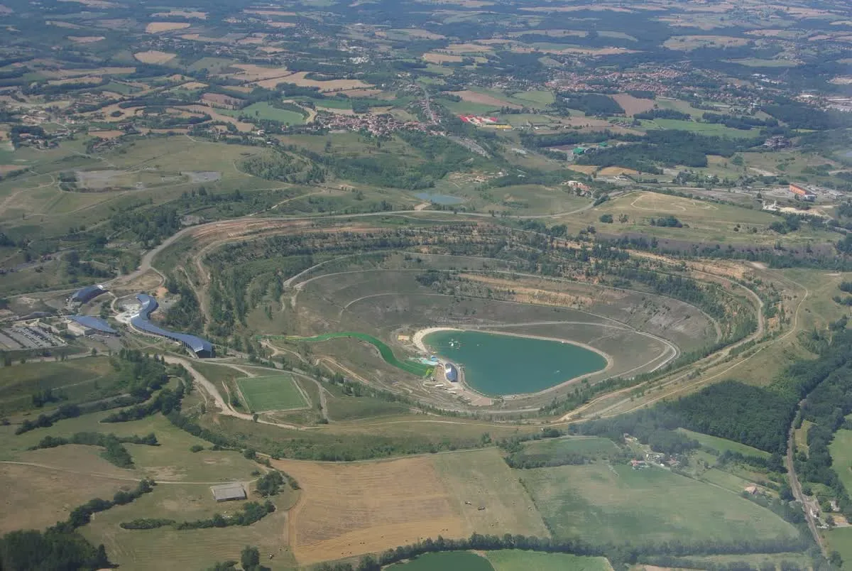 Vue aérienne de Cap'Découverte, l'ancienne mine à ciel ouvert devenue site de loisirs