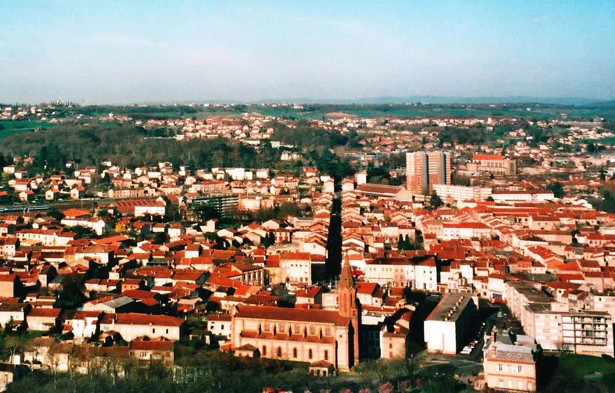 Vue du centre de Carmaux, où se trouve le centre social la CaSa