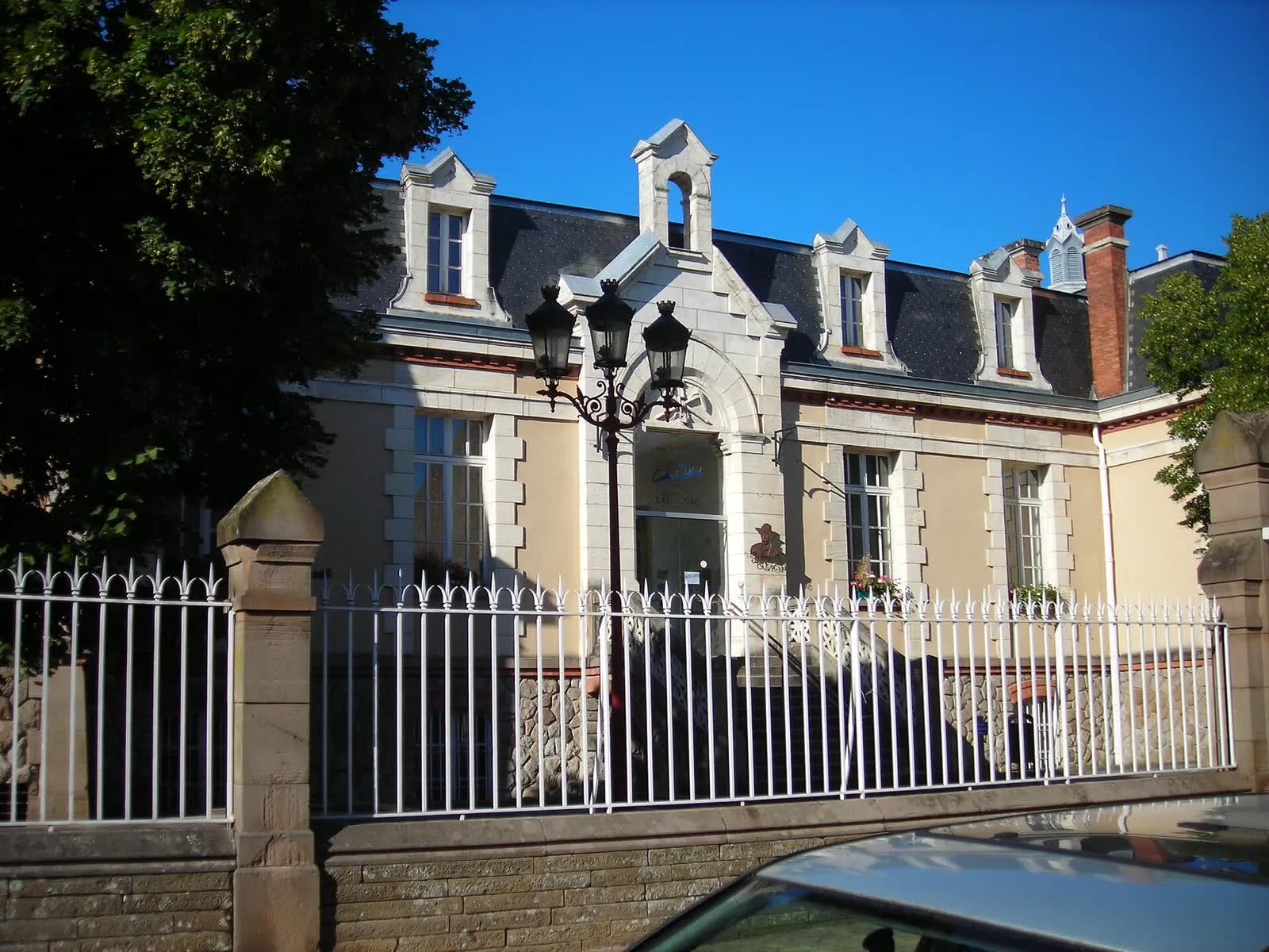 Le centre culturel de Carmaux, installé dans l'ancienne clinique Sainte-Barbe, qui porte le nom de Jean-Baptiste Calvignac