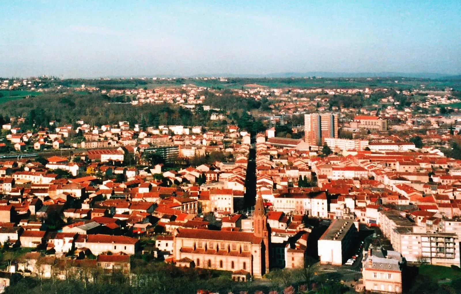 Vue plongeante sur le centre-ville de Carmaux et ses toits de tuiles