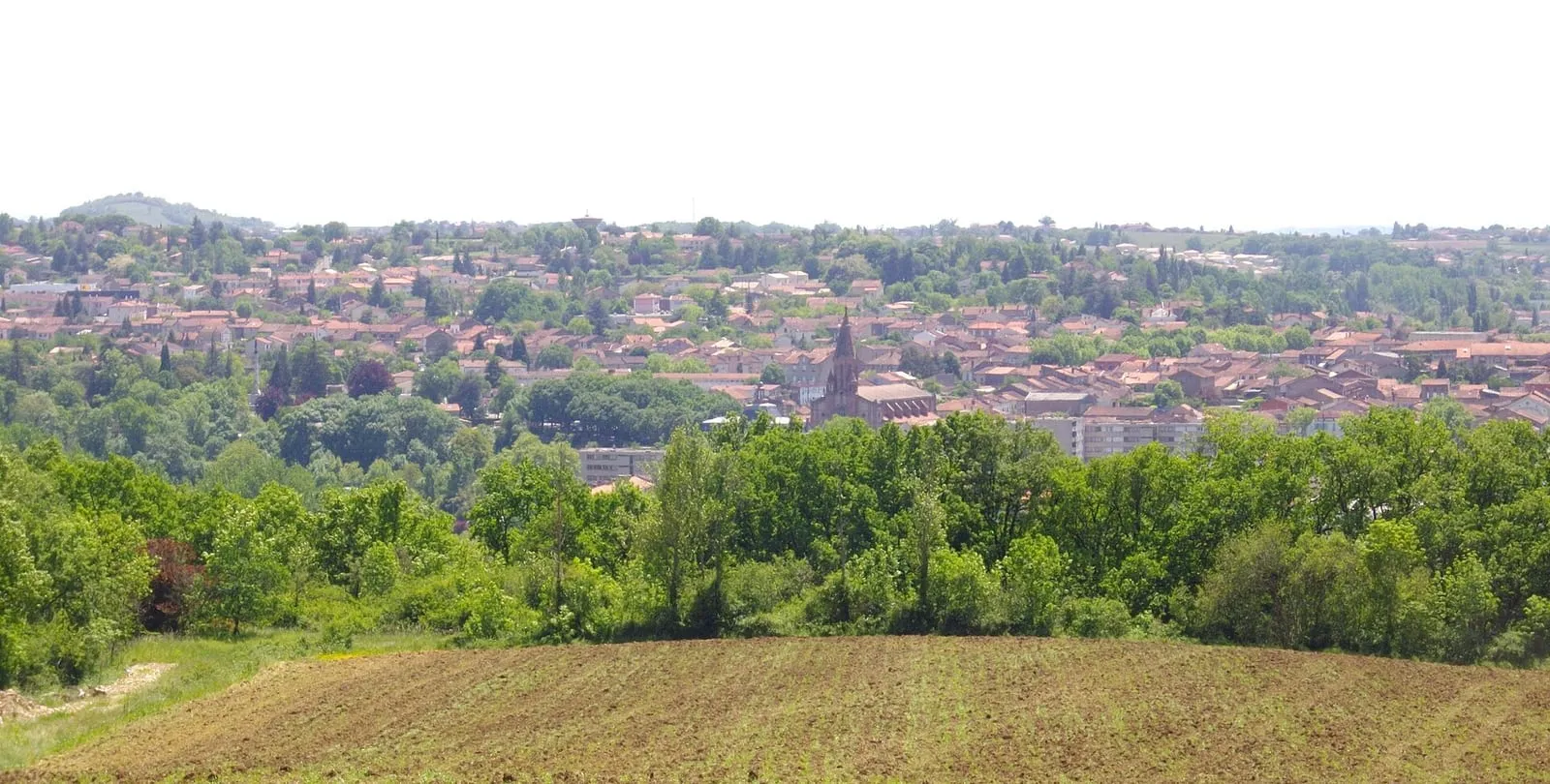 Vue générale de Carmaux et de ses toits de tuiles depuis les hauteurs