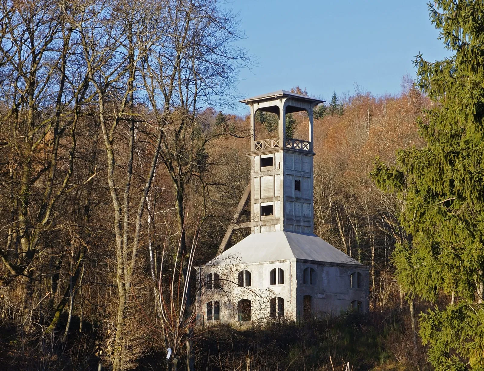 Le chevalement du puits Sainte-Marie, restauré près de la mairie de Blaye-les-Mines