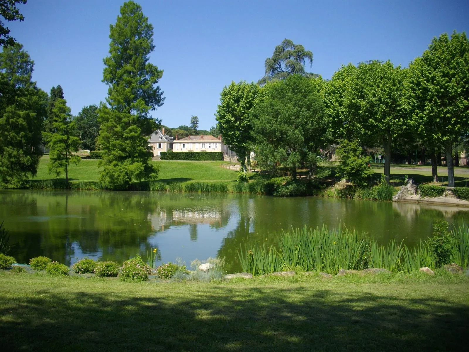 Le domaine de la verrerie, ancien château des Solages, à Carmaux