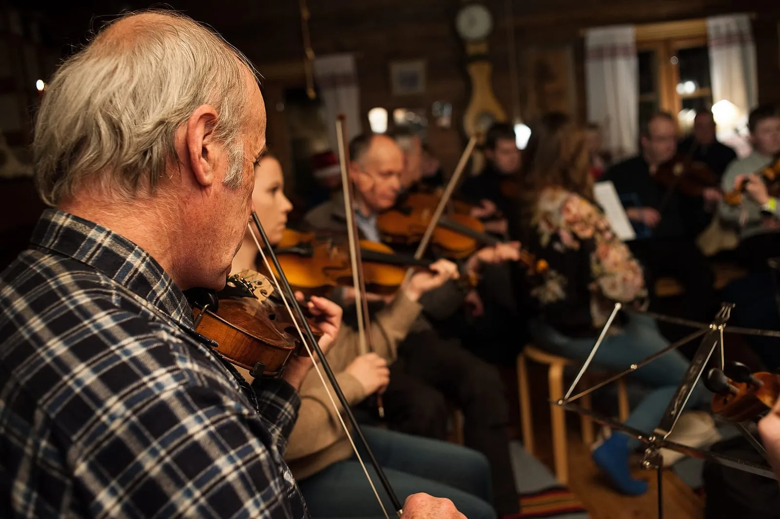 Des musiciens de musique traditionnelle pendant une session