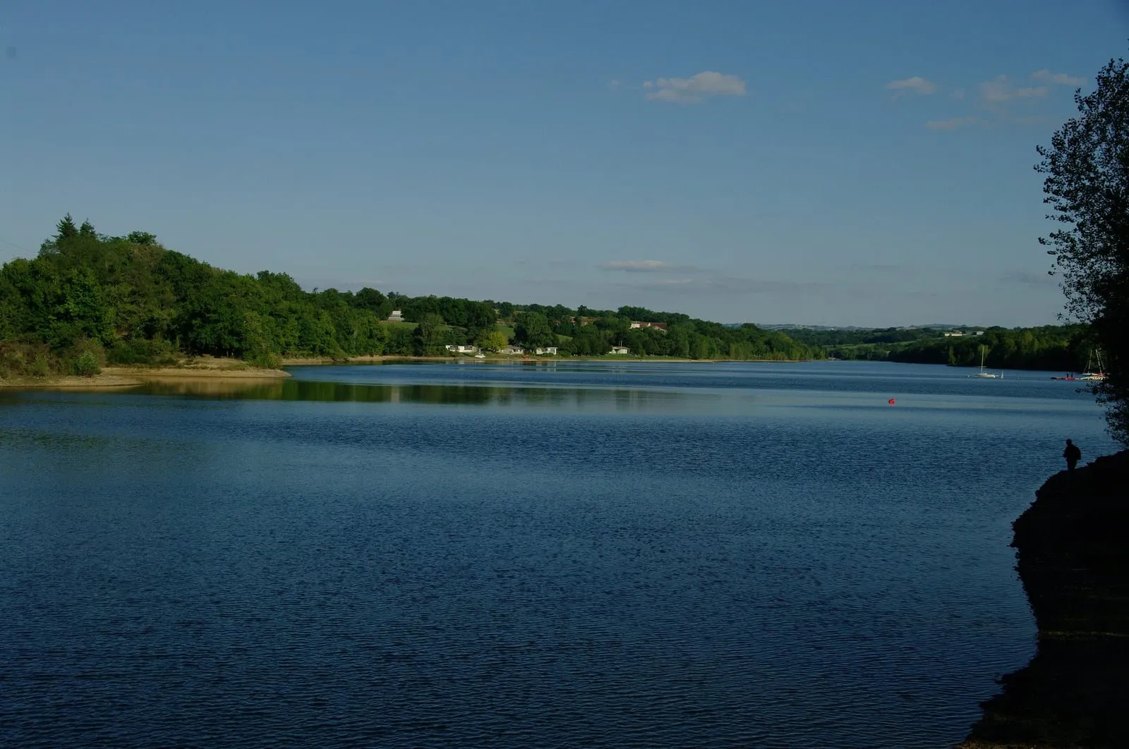 Le lac de la Roucarié, plan d'eau du Ségala tarnais