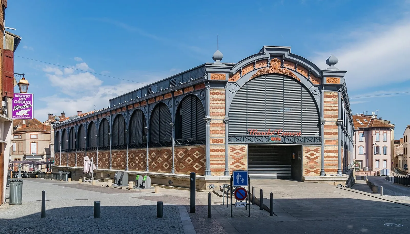 La halle du marché couvert d’Albi, bâtiment de brique et de fer du début du XXe siècle