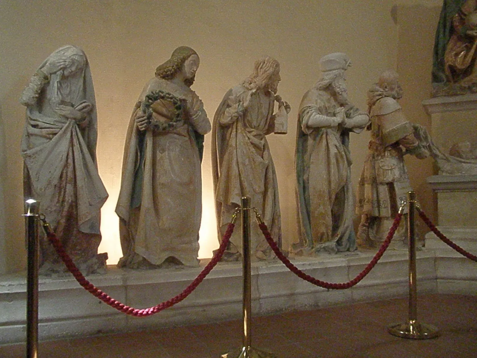 La mise au tombeau de Combefa, groupe sculpté du XVe siècle exposé à Monestiés