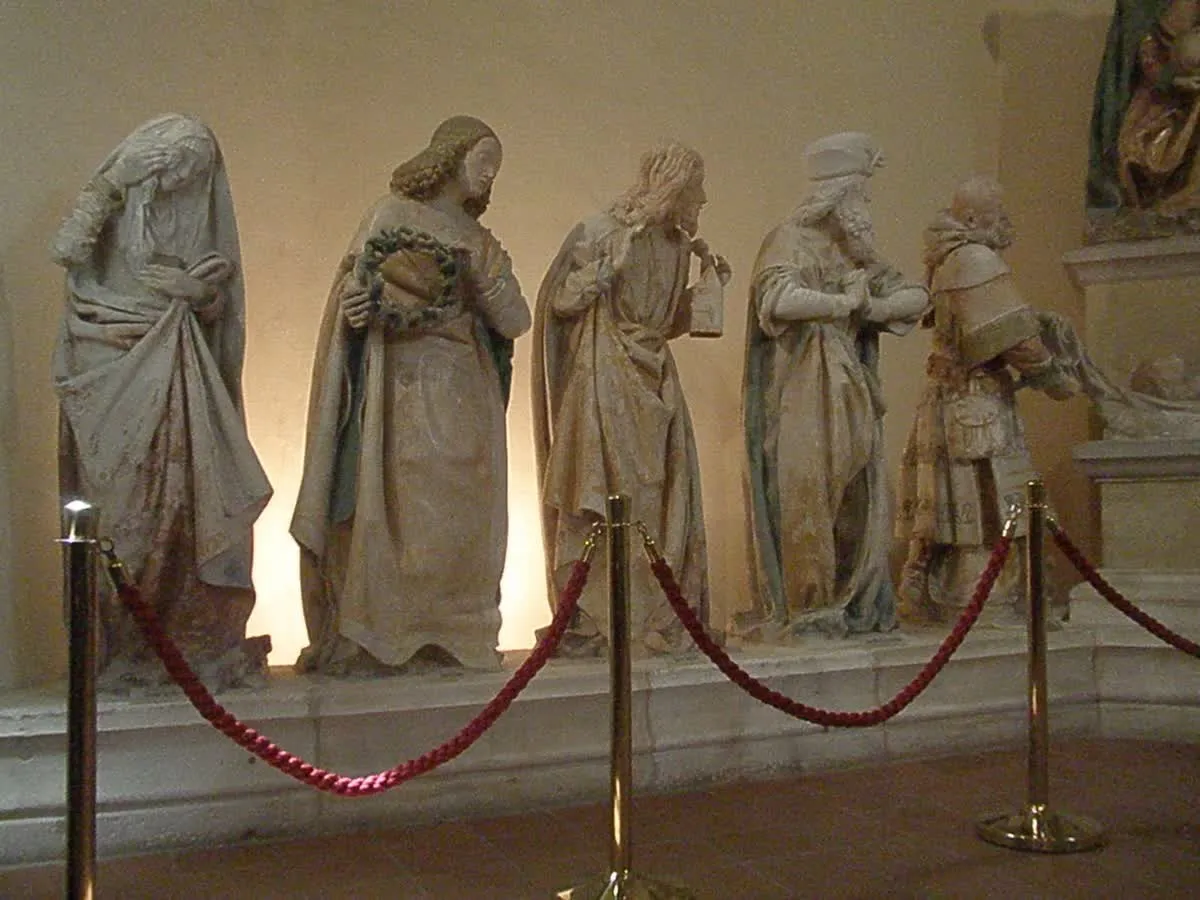 La mise au tombeau de Combefa, groupe sculpté du XVe siècle exposé à Monestiés