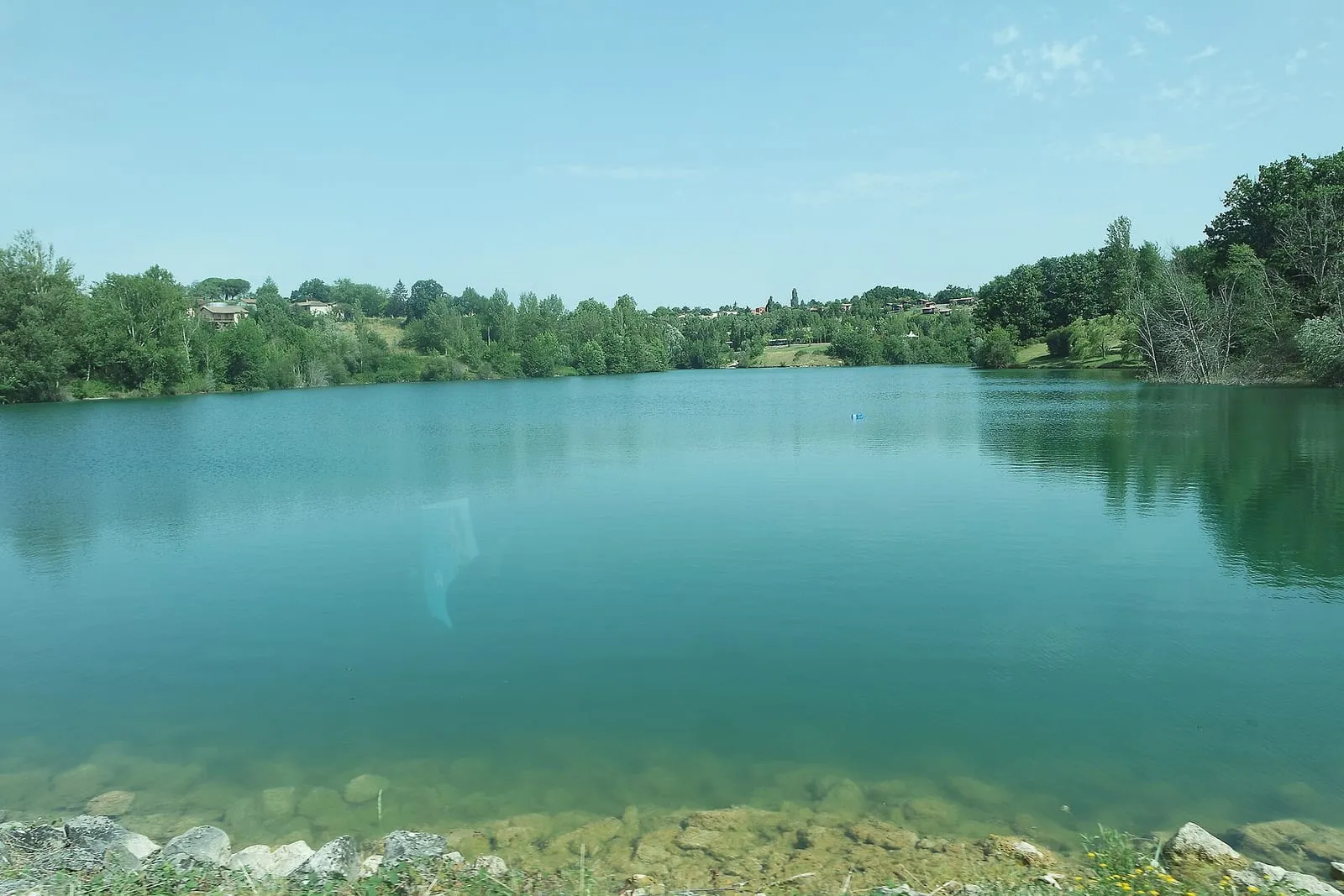 Le grand lac de la base de loisirs des trois lacs, à Monclar-de-Quercy, en Tarn-et-Garonne