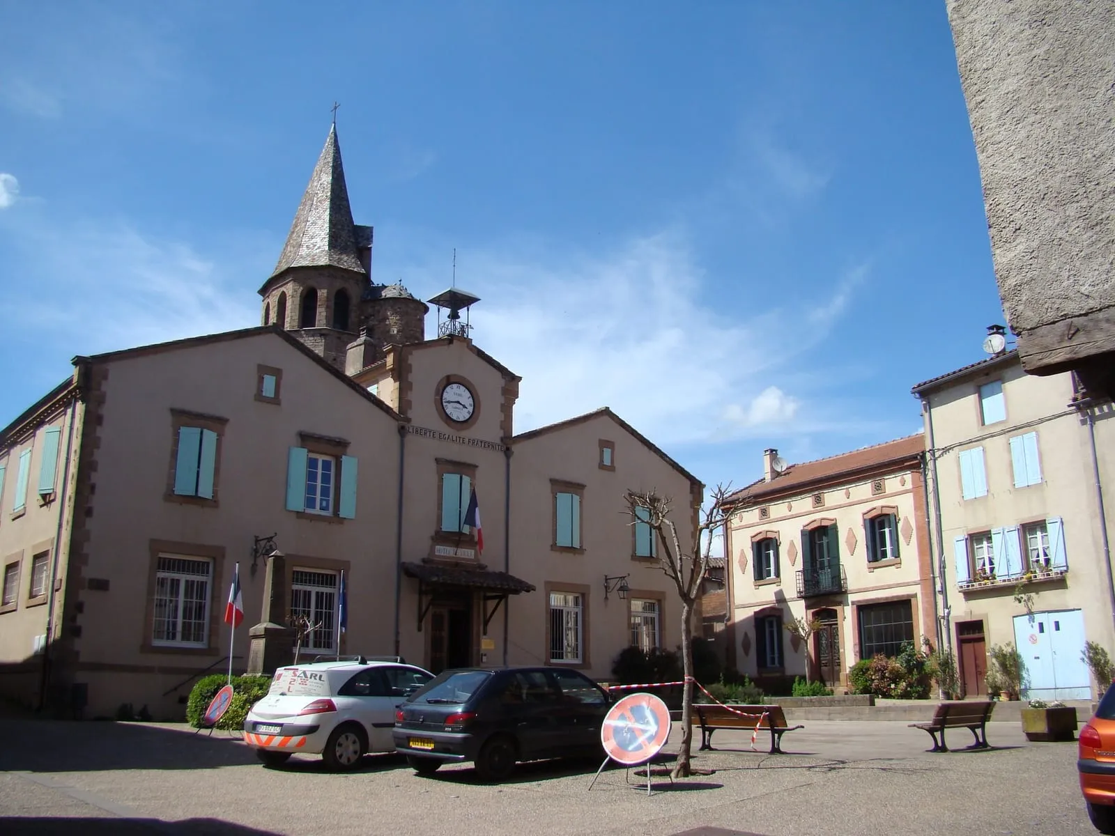 La place de la mairie de Monestiés, village classé parmi les Plus Beaux Villages de France