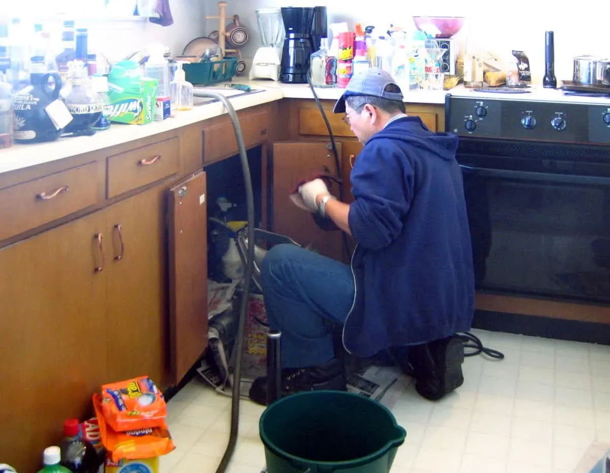 Plombier travaillant sur une installation