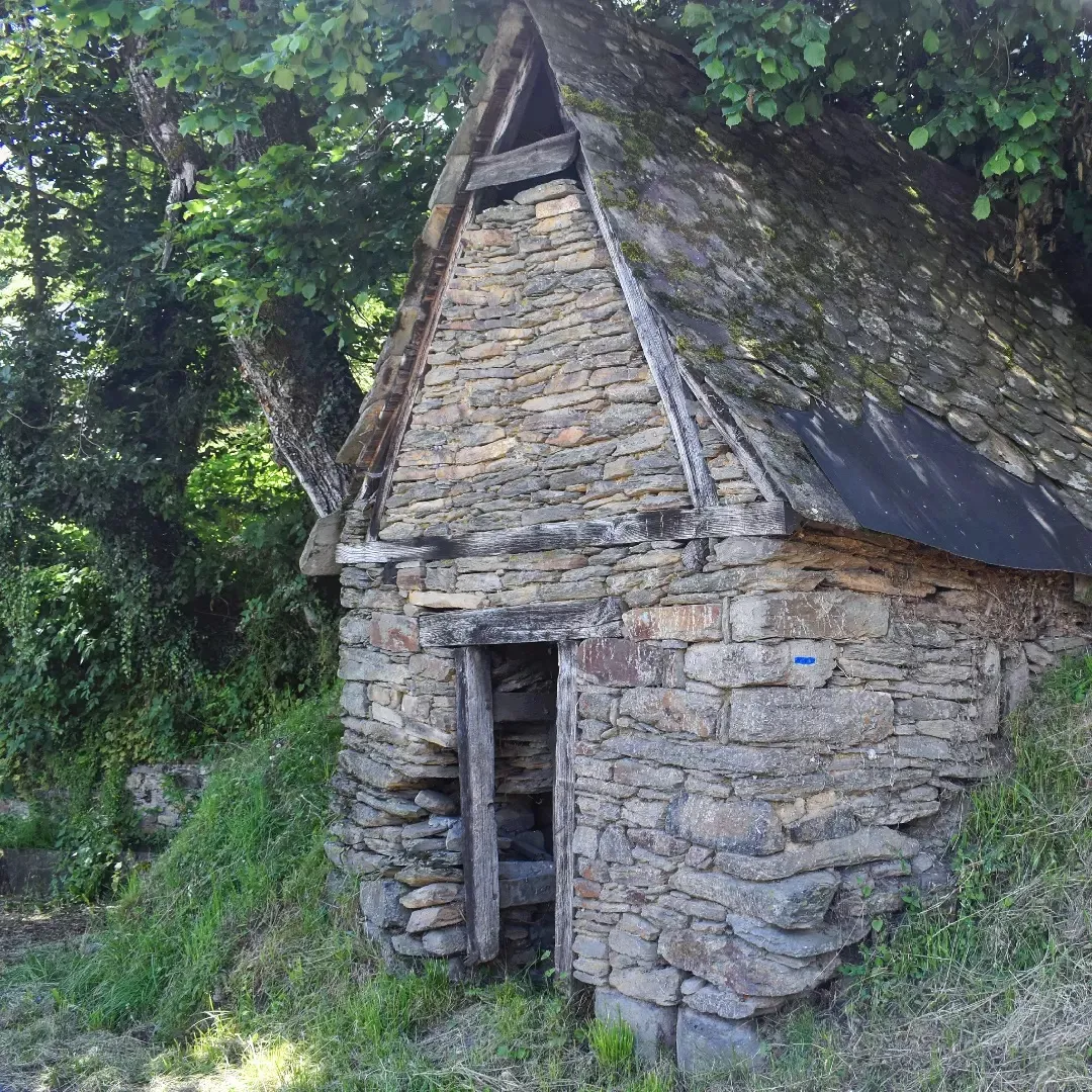 Un sécadou, petit bâtiment de pierre qui servait à sécher les châtaignes, au bord d'un bois