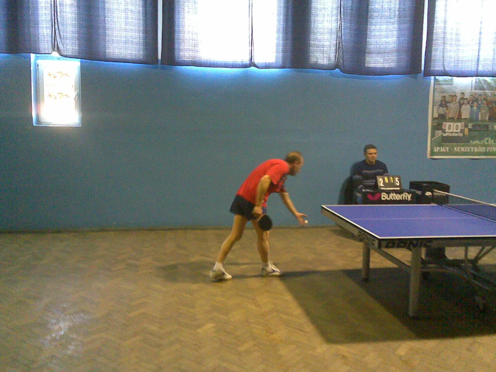 Un joueur de tennis de table lors d'une compétition