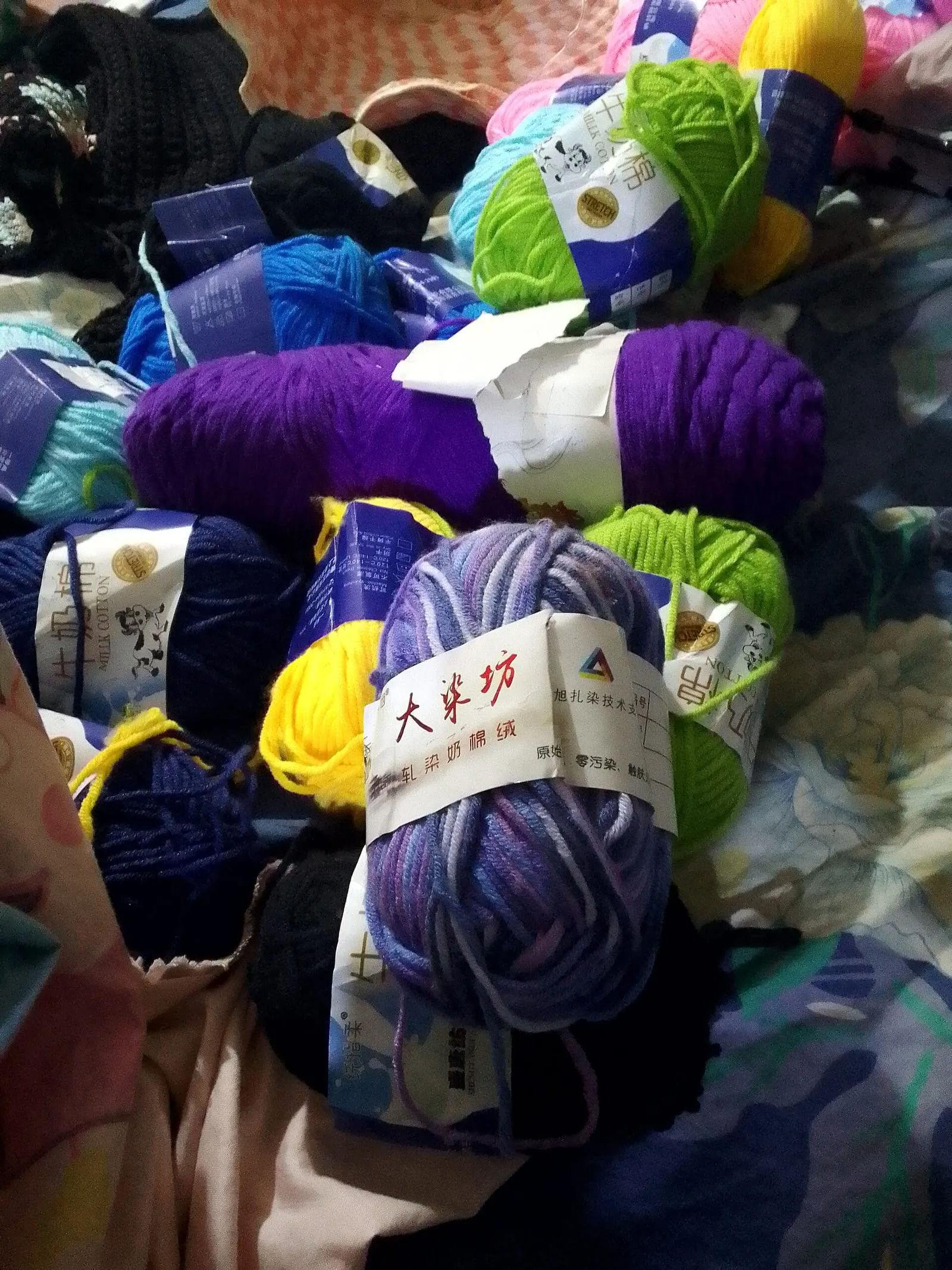 Des pelotes de laine destinées au tricot et au crochet