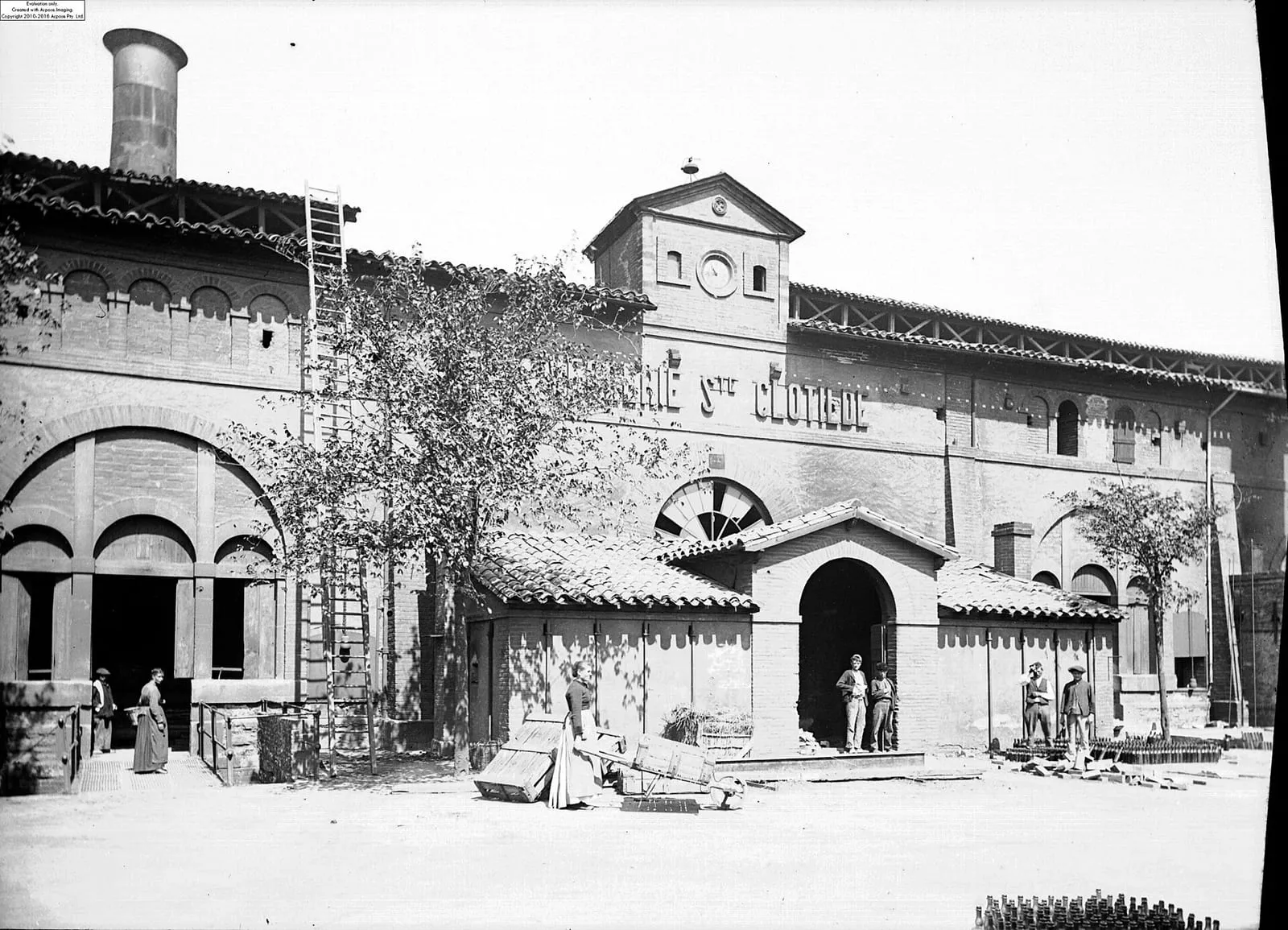 L'entrée de la verrerie de Carmaux sur une photographie d'Eugène Trutat