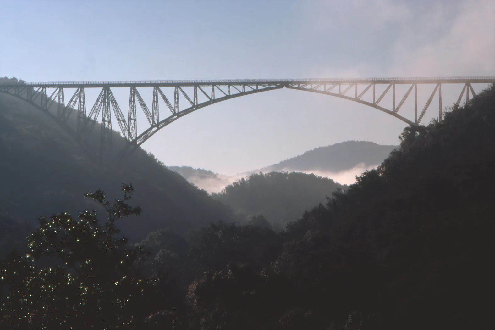 Le viaduc du Viaur depuis l'ouest, l'ouvrage s'élançant entre les deux versants de la vallée
