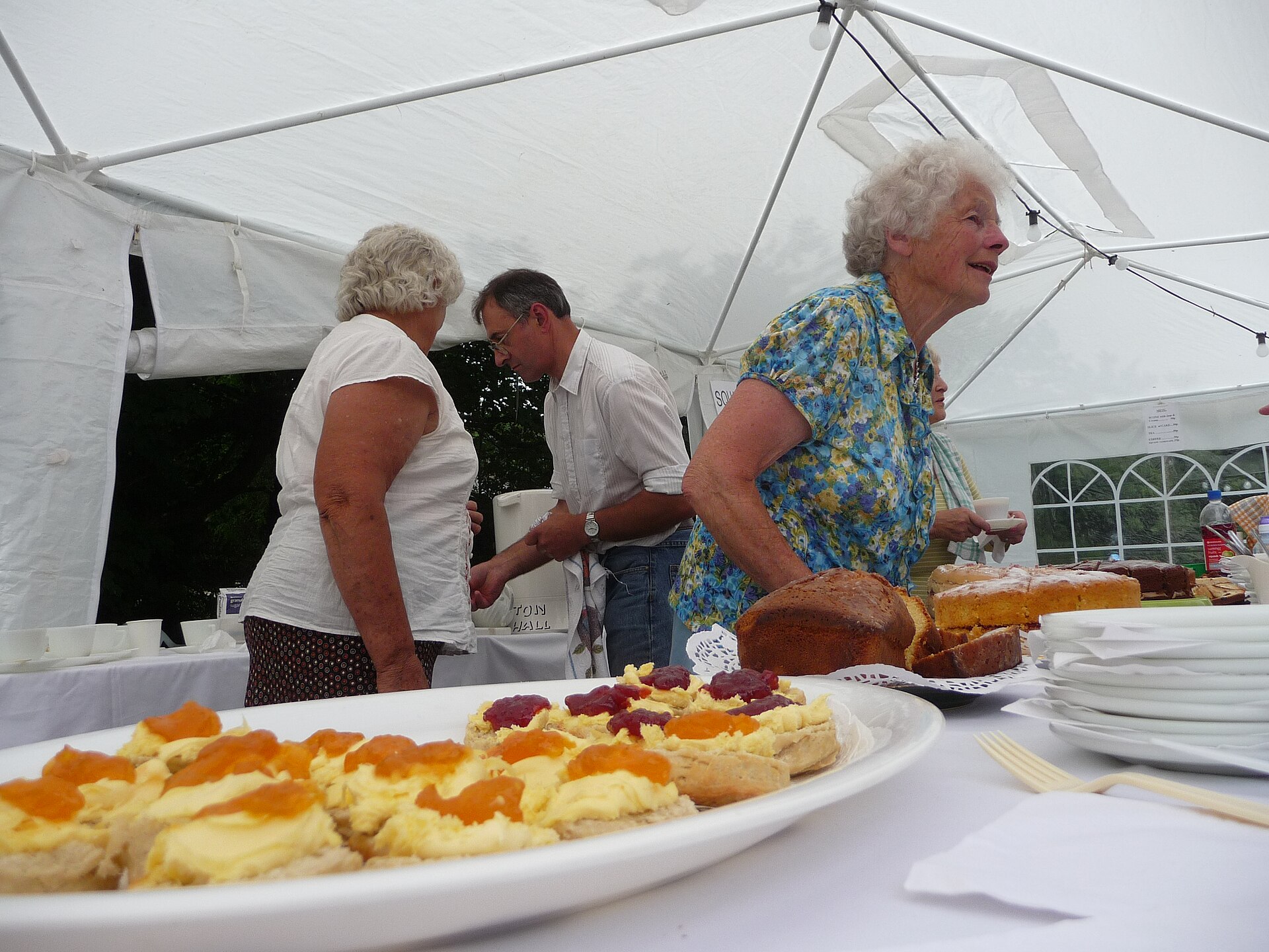 Stand de gâteaux tenu par des bénévoles lors d'une fête de village